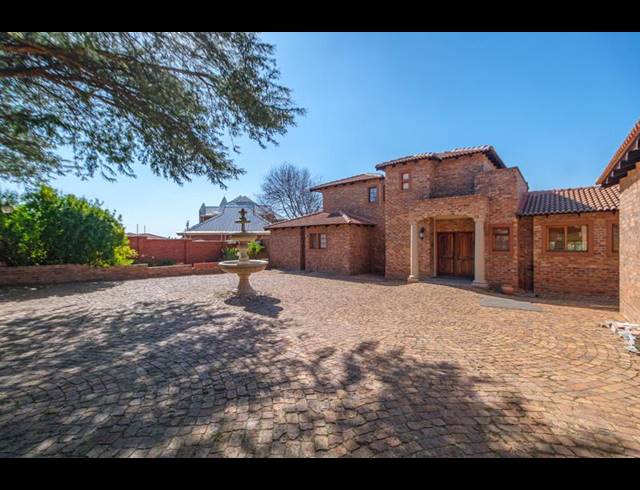 6 BEDROOM HOUSE FOR SALE IN RUIMSIG